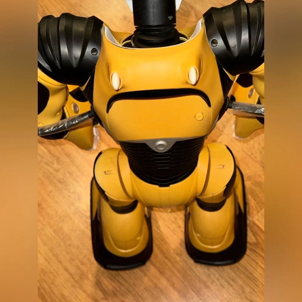 WowWee Robosapien V2 Humanoid Rare Yellow Robot w/Remote TESTED & FUNCTIONAL